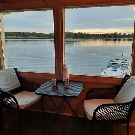 Vuoristomaja, Parainen بيت للعطل *